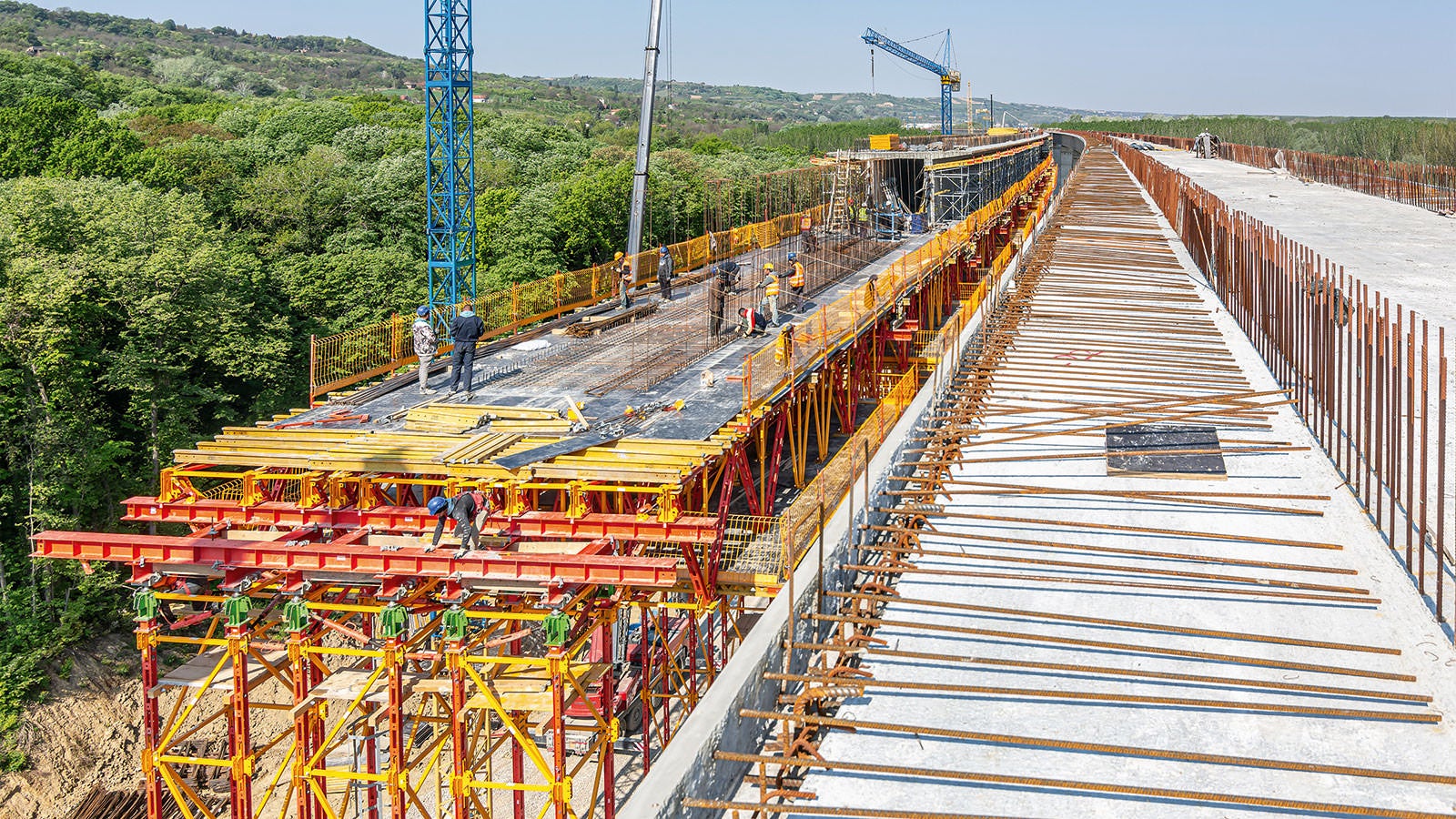 Pentru betonarea suprastructurii cu două benzi, ALPHAKIT a fost completat în secțiunea B cu componente ale cofrajului de grindă MULTIFLEX.