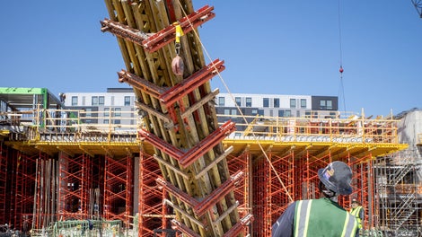 Custom VARIO column formwork was employed throughout the project, adapting seamlessly to diverse configurations and heights.