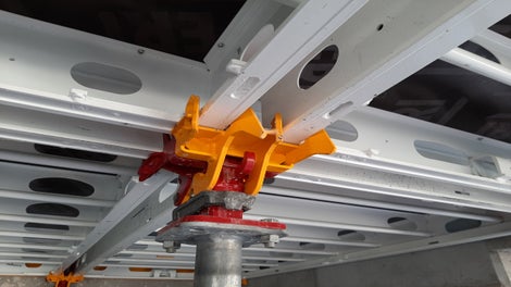 Système SKYMAX, une seule tête pour toutes les positions : la tête d’étai ou la tête de décintrement est également utilisable au niveau des rives et pour les changements de direction.