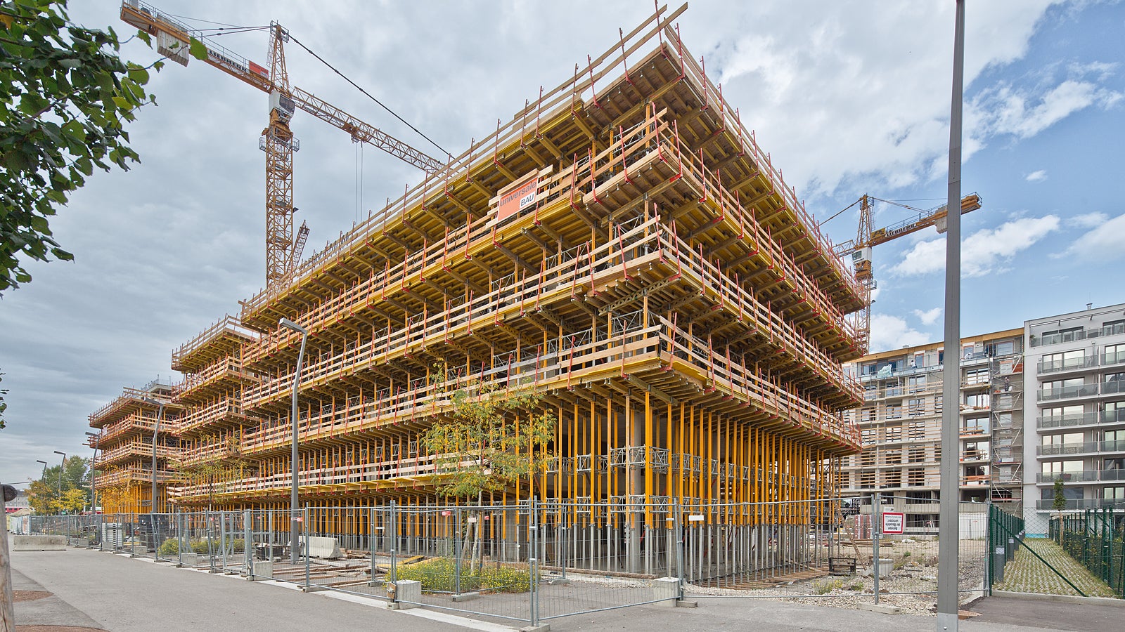 The PERI solution with MULTIFLEX and MULTIPROP for forming the circumferential balconies simultaneously functioned as the work scaffold.