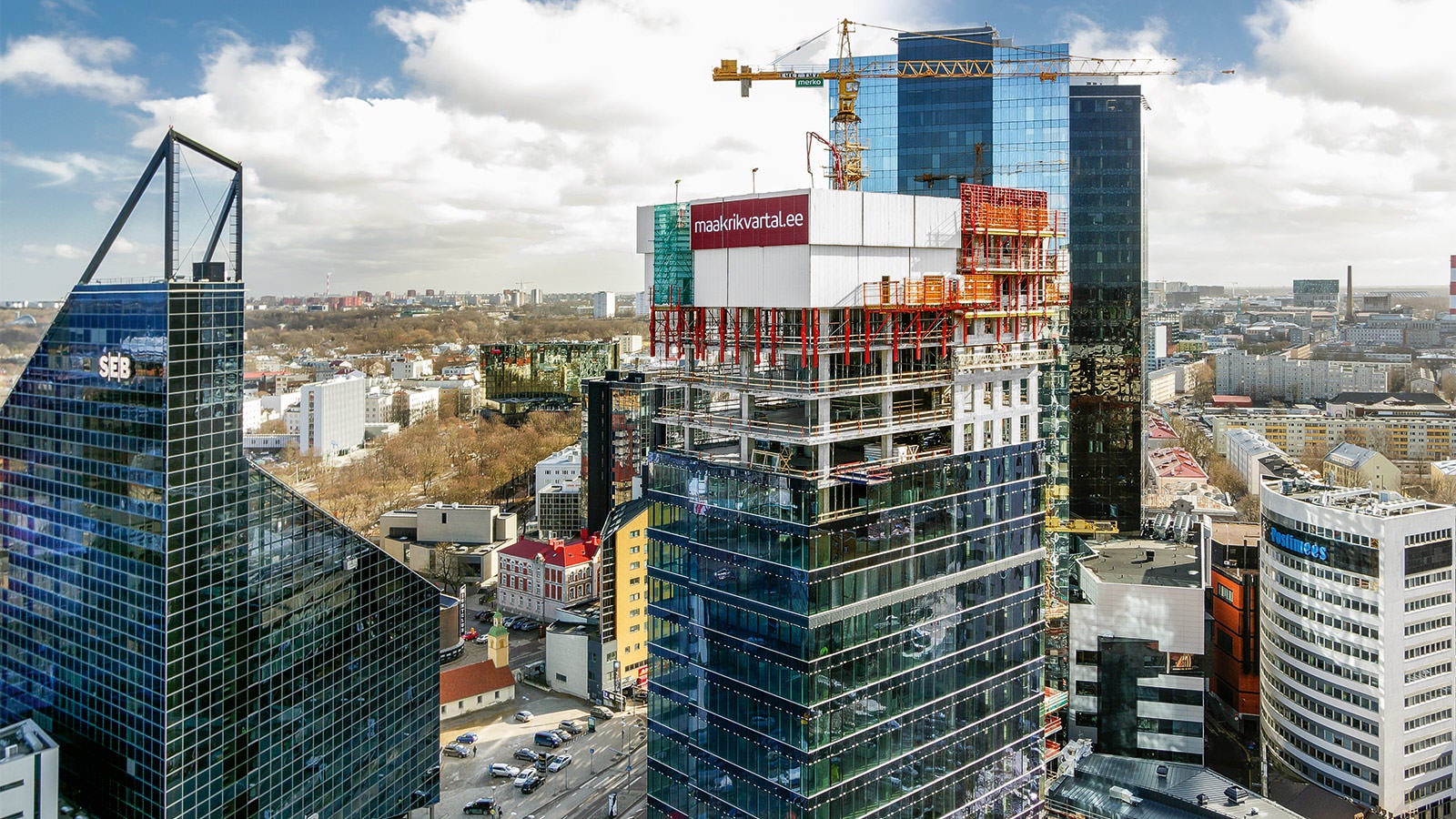 Maakri kvartali kõrval asuvad Tallinna suuremad ärihooned: Tornimäe Ärikeskus, City Plaza, Euroopa Liidu hoone, SEB hoone, Rävala Ärikeskus, Novira Plaza ja kaks hotelli - Radisson Blu Sky ja Swissôtel. (Foto: PERI GmbH)<br/>