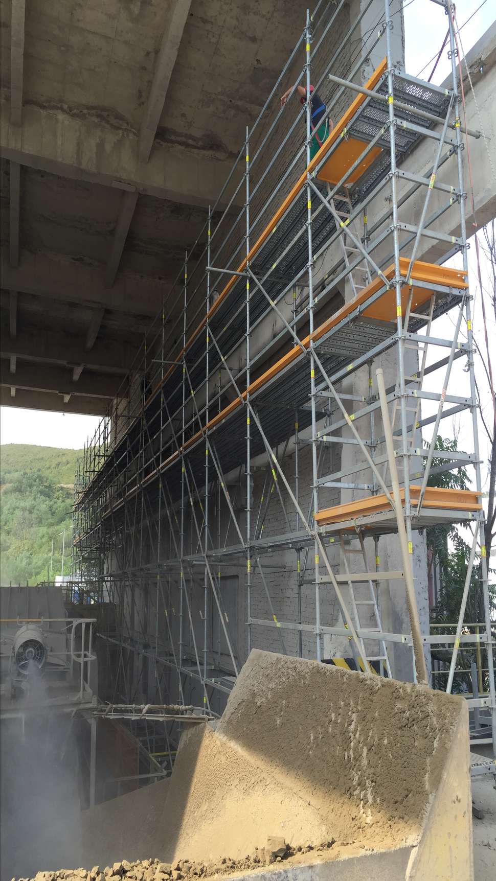 Приложение на скеле PERI UP Flex дори и при работещ завод 