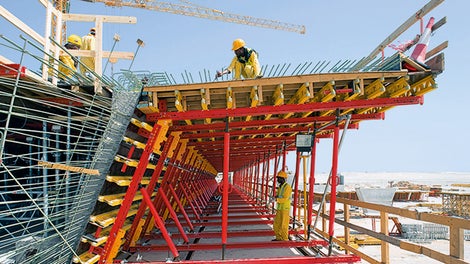 Zeitsparende und kosteneffiziente Baustellenmontagen lassen sich aufgrund der standardisierten Verbindungsbauteile und Passbolzenverbindungen realisieren. 