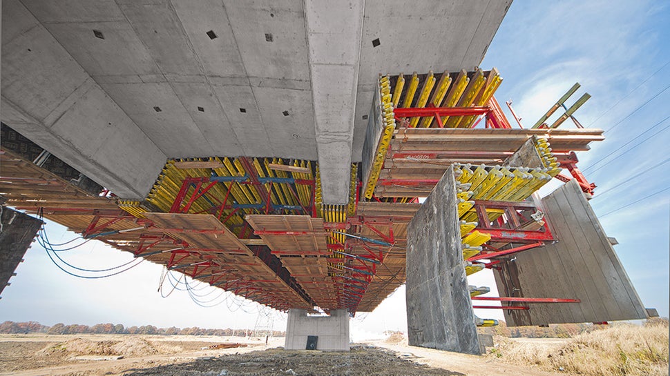 Kompletne deskowanie przęsła o rozpiętości ponad 40,0 m jest otwierane w zależności od geometrii ustawienia siłownikami hydraulicznymi <br/>w ciągu 4 do 8 godzin.<br/>