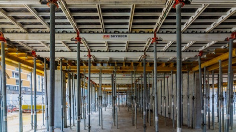 使用自重轻、操作简单、快速的SKYDECK楼板模板系统，不仅缩短了混凝土作业时间，（下落式柱头能够实现模板的早拆，减少材料的备货量）。