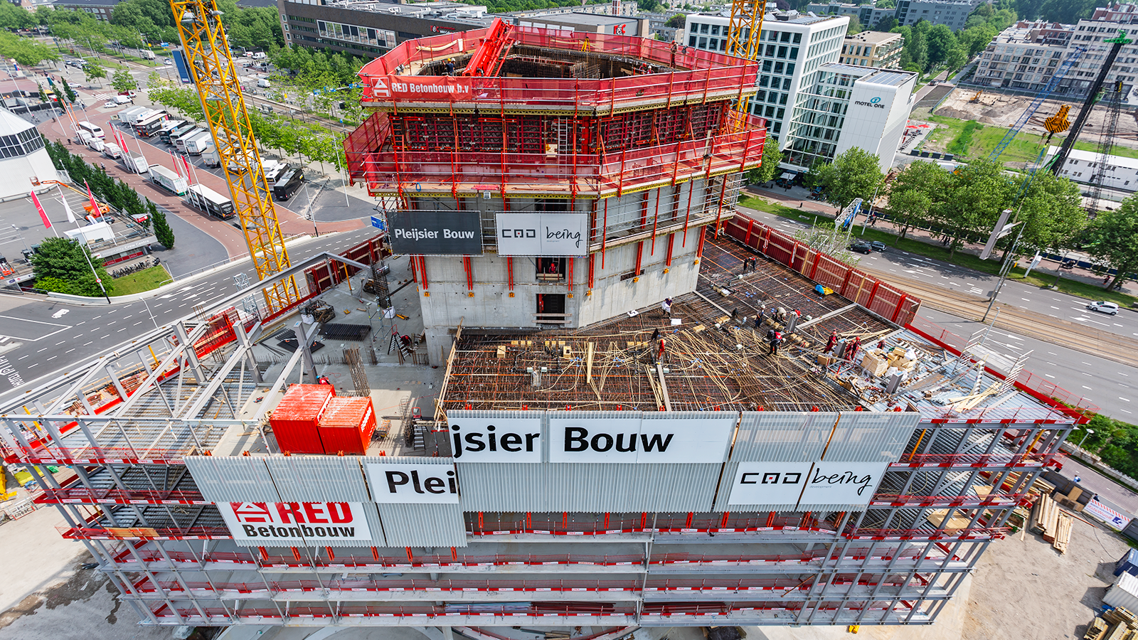 Das nhow Amsterdam RAI Hotel beeindruckte bereits während der Bauphase mit seiner dreieckigen Form.<br/>
