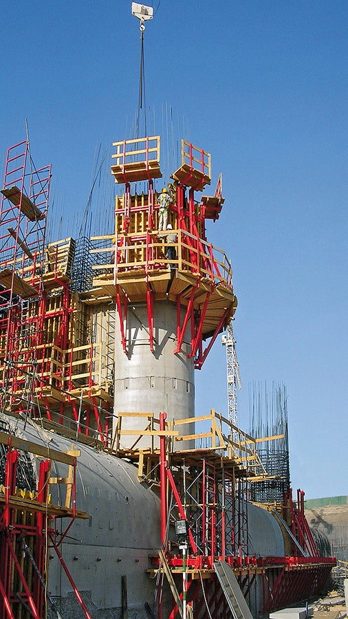 在浇筑墩墙时，选择3.60米为浇筑高度，充分利用爬架与模板<br/>