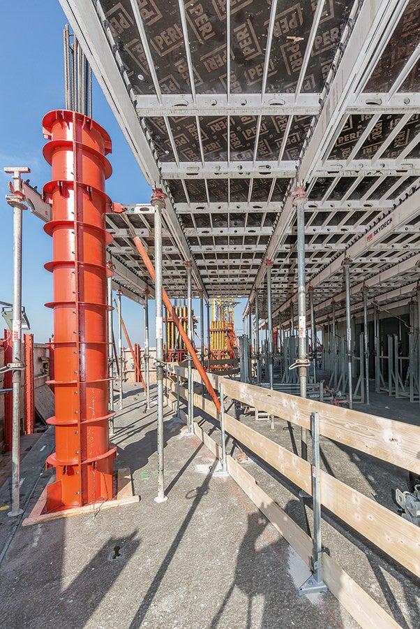 Le casseforme a telaio per solai SKYDECK e le casseforme circolari per pilastri SRS sono state utilizzate con rapidità e sicurezza al riparo del paramento di protezione RCS