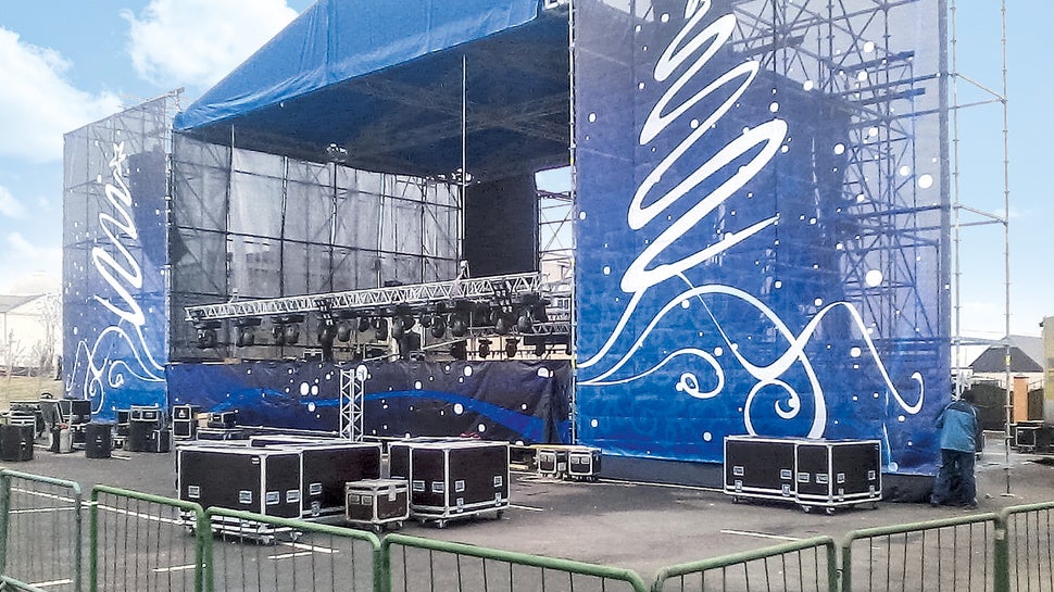 Монтаж сцена для празднования Дня города Грозный занял всего 3 часа.