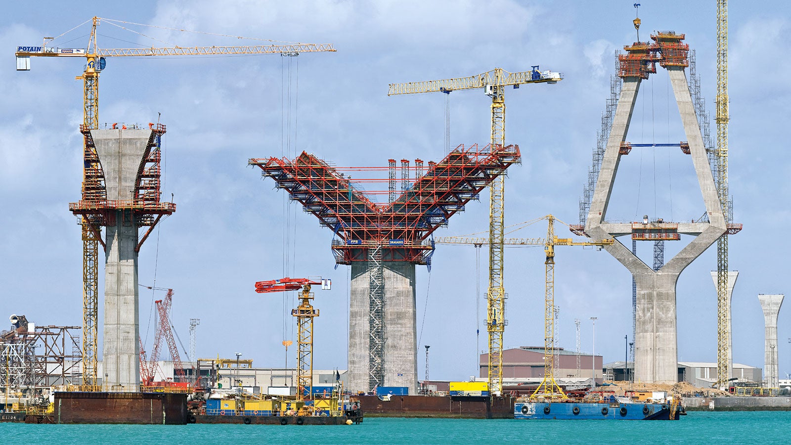 The entire bridge project with all pylons, piers and superstructure featured a very wide range of construction phases.