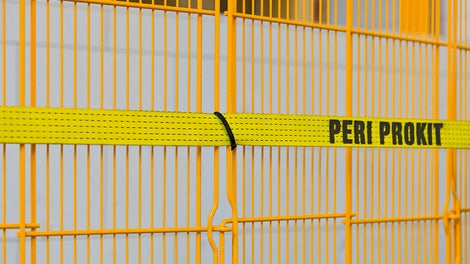 PCT扎带将防护网固定在拉带上，拉带耐紫外线辐射，是系统专用配件。