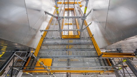 For the spatial scaffolding of the filter funnel, the metric grid system of the PERI UP scaffolding system which allows the bay widths to be divided as required is a particular advantage.