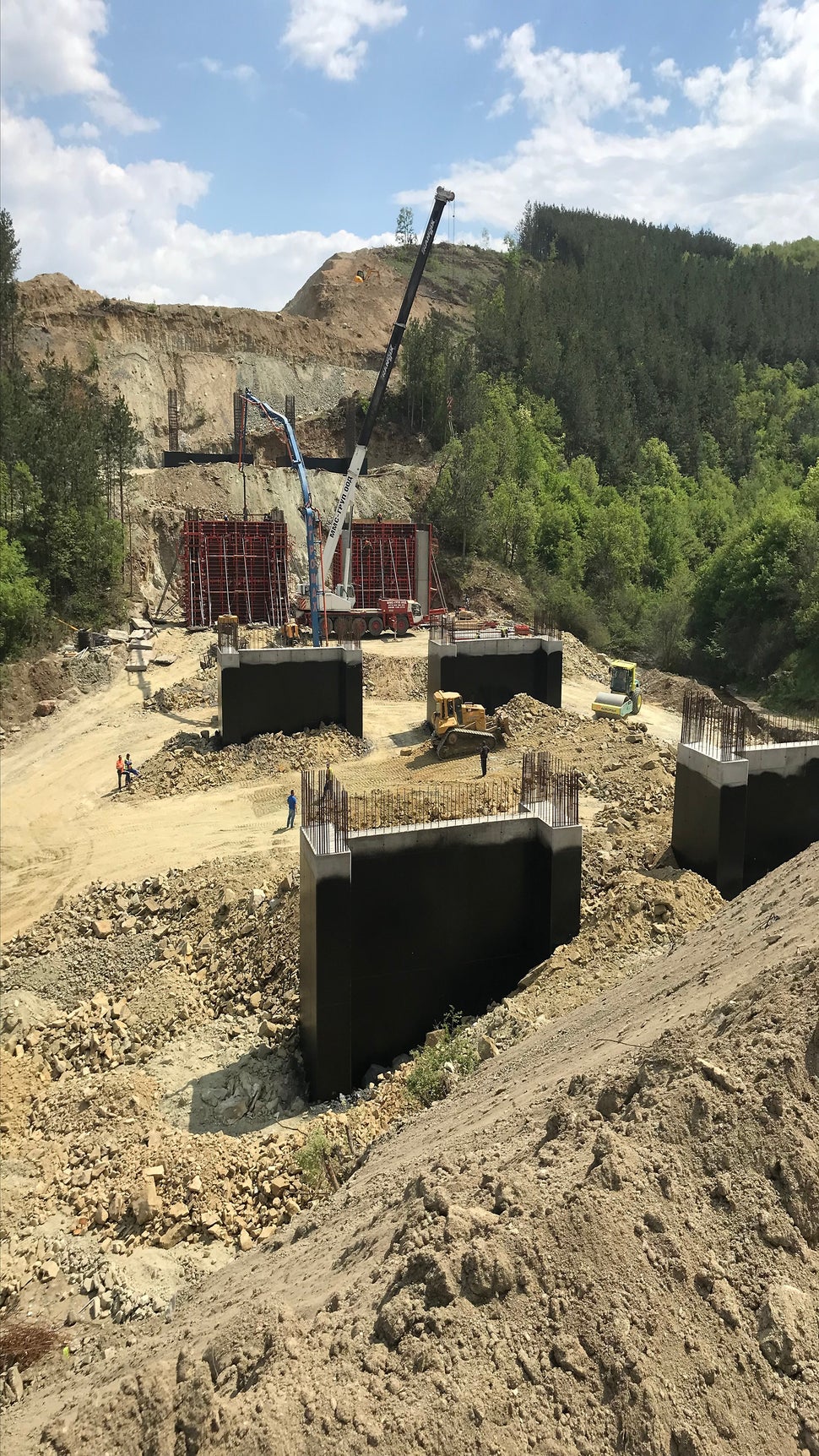 Кофражните работи на всеки етап от изграждането на колоните бяха извършени от земнонасипни площадки. <br/>Насипване на земни площадки за следващи етапи на бетониране.