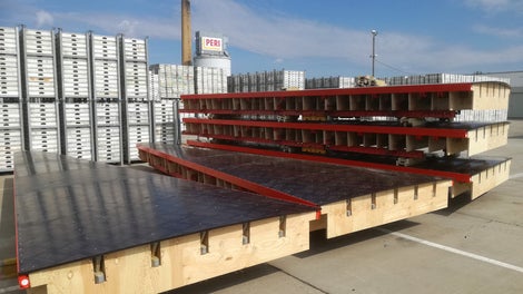 Pierwomontaż deskowań w zakładzie PERI