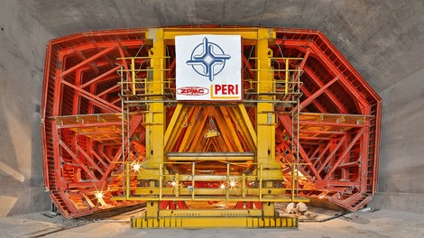 The 180 m long tunnel elements are cast in eight individual segments each 22.50 m long – monolithic, without ties and in compliance with strict dimensional tolerances.