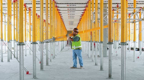 铝合金制的轻质MULTIPROP楼板支撑，可支撑多个楼层。