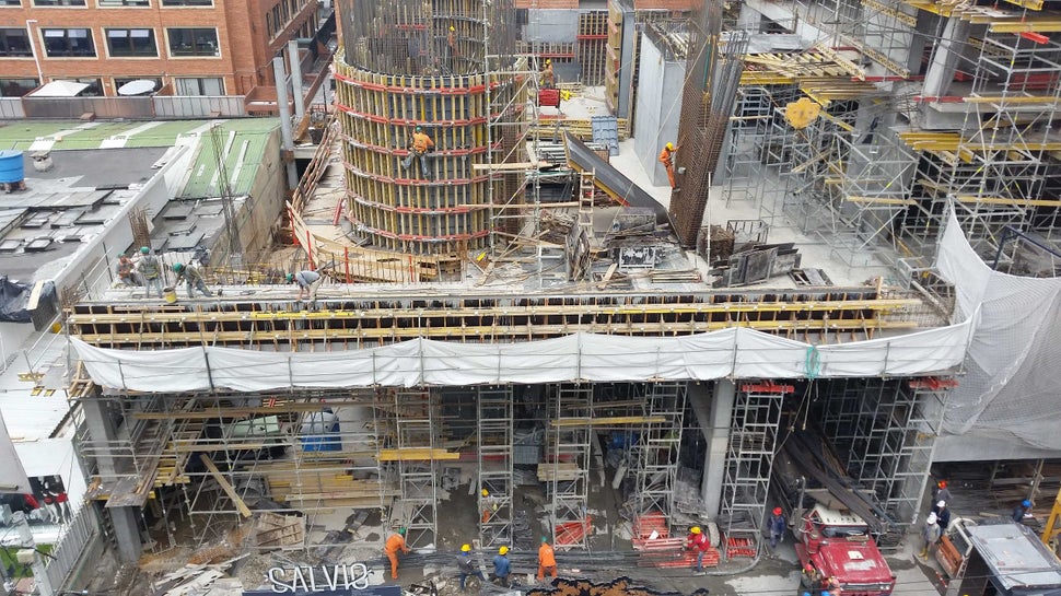 Los sistemas de encofrado y apuntalamiento PERI garantizan una logística de obra eficiente aun cuando las áreas sean bastante limitadas.