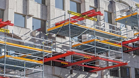 Les plates-formes de travail peuvent être intégrées aux structures existantes en combinant le VARIOKIT et le système d'échafaudage PERI UP.<br/>