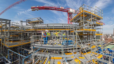 At peak times, up to 1,300 t of PERI system material were in use on a daily basis.