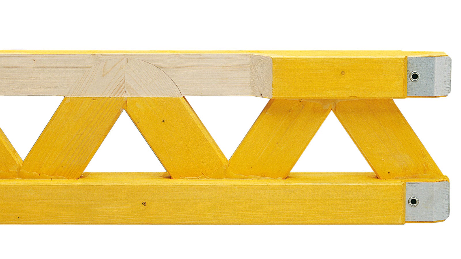 The struts penetrate the chords along the whole cross-section. There are practically no cavities which could collect and hold moisture.