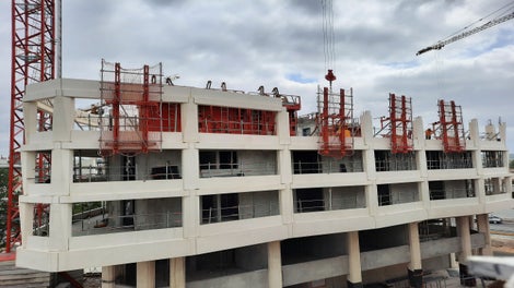 Le système garantit une sécurité totale grâce à une approche de mise en œuvre depuis le niveau inférieur. Chaque élément est soigneusement défini sur mesure, assurant une intégrité structurelle optimale. La conception sur mesure de l'outil garantit une sécurité maximale à chaque étape de l'installation.