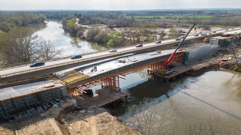 施工过程中，需要确保现有的交通安全、顺畅，不受施工影响。