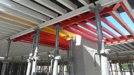 Grâce à son ajustement bidirectionnel, le GRIDFLEX offre une grande flexibilité, réduisant ainsi les besoins en main-d'œuvre et garantissant un décoffrage plus sûr, permettant une adaptation rapide et précise aux exigences du projet