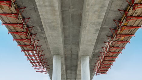 使用VGK边梁支架和VARIOKIT工程套件组件，为边梁的模板作业搭建安全的作业平台。