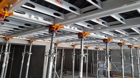 Système SKYMAX : une réduction des besoins en matériels sur site, grâce au décoffrage anticipé avec tête de décintrement. 