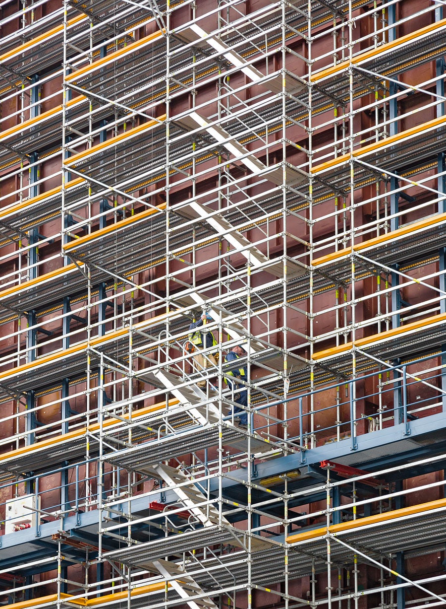 The scaffolding planning and assembly took into account the existing steel structure – allowing maximum adjustment to suit the structural circumstances.