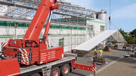 长度约30米的顶棚单元可以完全在地面组装成型，然后使用汽车吊进行吊装。这样提高了施工速度、保证了安全施工。