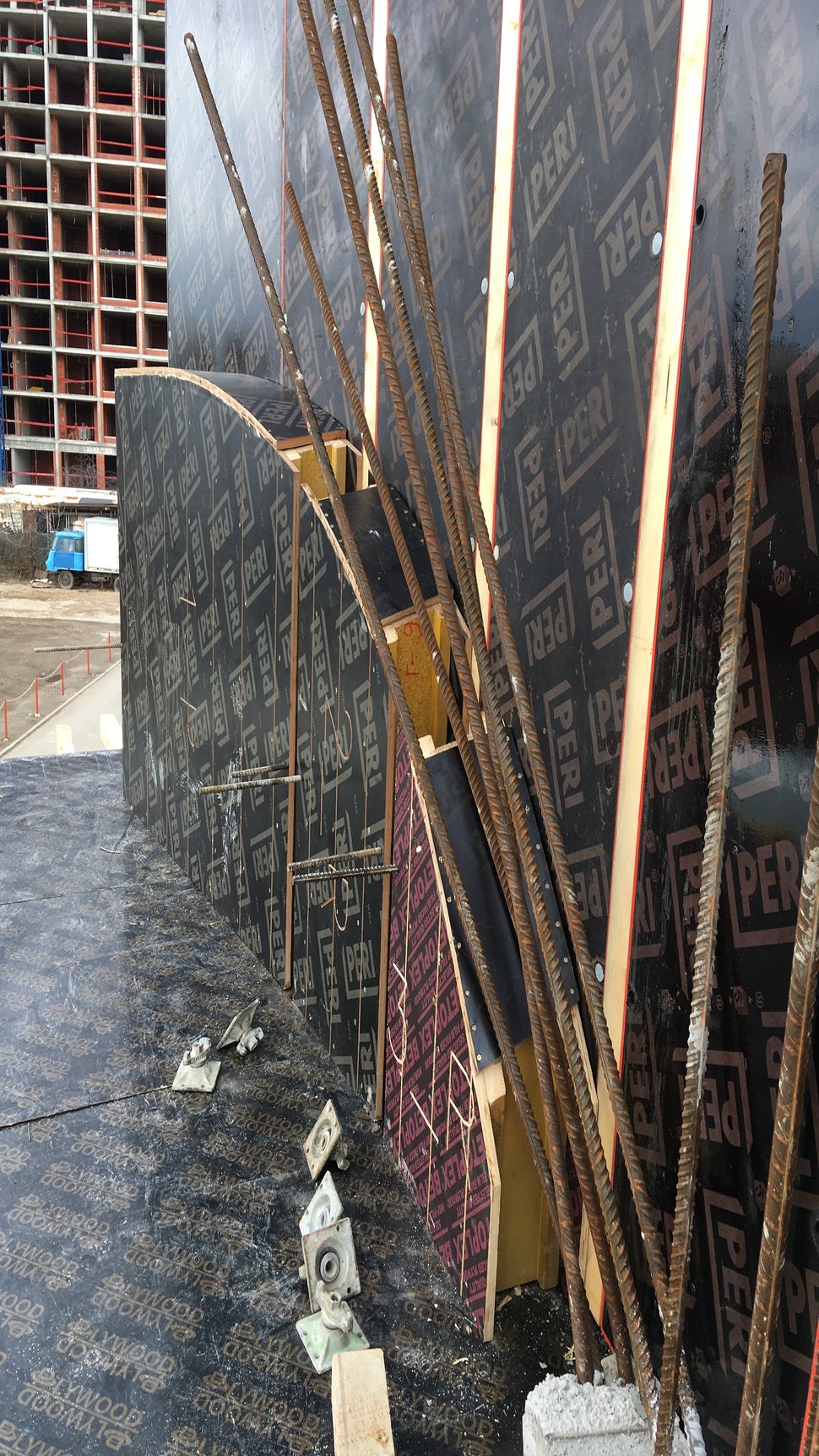 Промяната на широчината на стоманобетонните стени във височина беше решена със специално изградени за случая дървени кутии, които да се вградят в кофража 