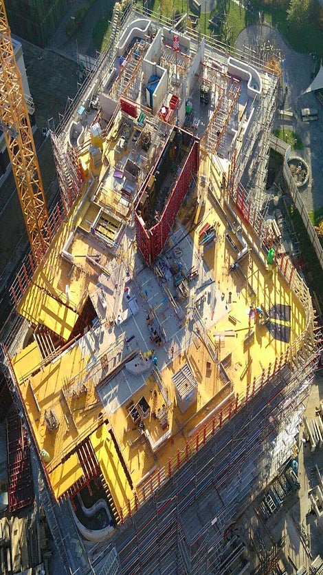 Le coffrage de voile et de dalle PERI, l'échafaudage porteur et les services complémentaires assurent la sécurité à toute hauteur et une progression rapide des travaux.