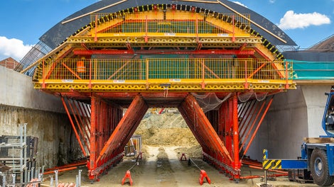 CACAK-TRBUSANI-隧道全长278米，是新建的E763高速公路上连接Prejina与Pakovraće12公里公路段中最具挑战的建筑结构。工程完工后，现有高速公路段出口处的拥堵现象将显著减少，在很大程度上缓解Čačak地区的交通压力。