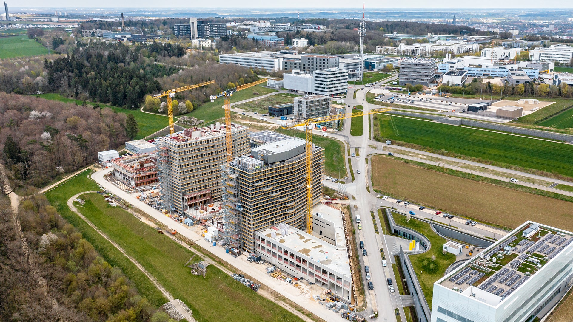 Der neue Komplex „Universelle“ weist in den drei Türmen, die sich über einem zweigeschossigen Sockel erheben, rund 35.000 m² Bürofläche auf, darunter mehr als 10.000 m² für Labore, Forschung und Entwicklung.