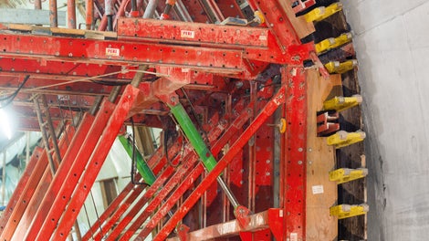 Optionales VARIOKIT Zubehör wie hydraulischer Fahrantrieb, Hub- und Absenkeinheit sowie Hydraulikzylinder zum Bedienen der Wand- und Deckenschalungselemente sind im VARIOKIT Baukasten vorhanden und werden bei Bedarf projektbezogen geplant.