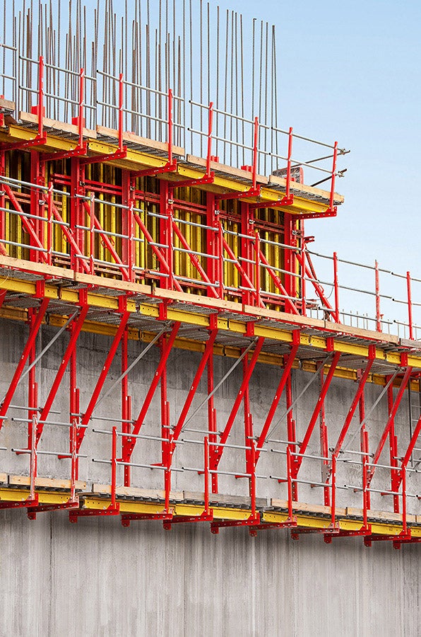 An essential element of the PERI solution is the new SCS climbing system – easy to handle and for transferring high loads.
