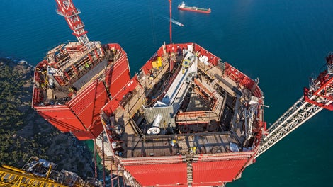 施工中另一个挑战是：模板系统需要根据不断变化的截面、以及安装斜拉钢索所需要的钢结构预埋件进行调整，派利提供的整套方案完全满足了现场施工的要求，并保证了模板系统的极大灵活性与精确度。