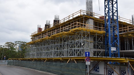 Изглед на фасадата от страната на бул. Цариградско шосе по време на изграждането на плочата над атриума със светла височина +8.45м