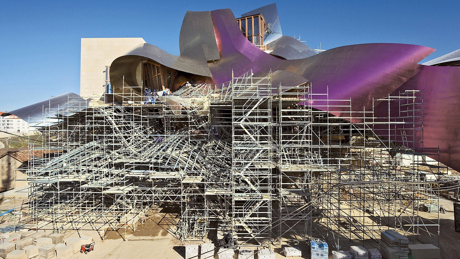 Projetado por Frank O. Gehry, o complexo de edifícios consiste de vários cubóides encaixados uns nos outros e uma cobertura de titânio quase flutuante.