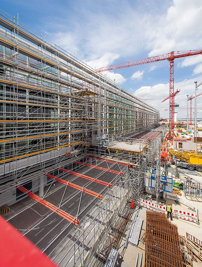 The PERI UP scaffolding construction reliably shields construction site activities from airport operations. At the same time, it serves as working scaffold for the facade contractors. Stair access and large-span bridging enhance the scaffold solution of the Weissenhorn experts.