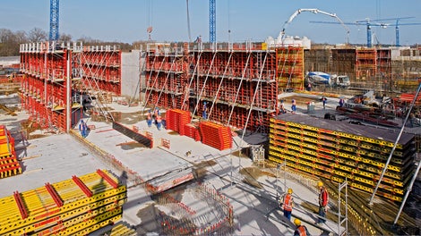 Bezpieczne stanowiska pracy zwiększają wydajność pracy. Deskowanie ramowe TRIO Platform.