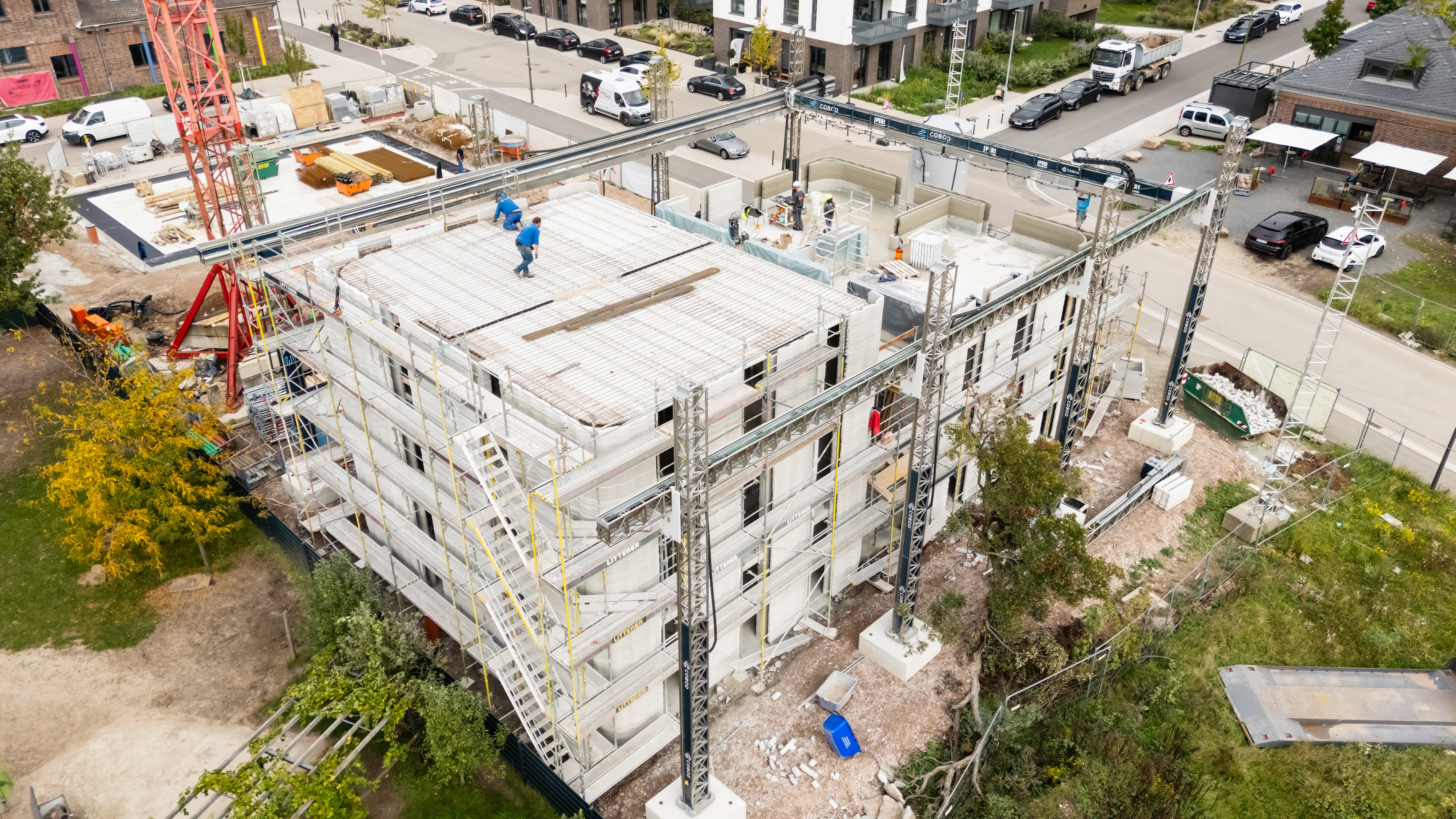 Each DREIHAUS is divided into two segments. While one half is being printed, the ceiling is already being concreted in the other. This allows the multi-family houses to rise incredibly quickly. <br/>(Photo: PERI 3D Construction)