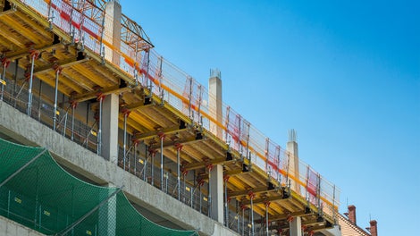 Krawędziowe stoły stropowe zoptymalizowane w ilościach umożliwiających sprawną rotację przez 7 kondygnacji w pionie i 3-4-krotność w rzucie. 