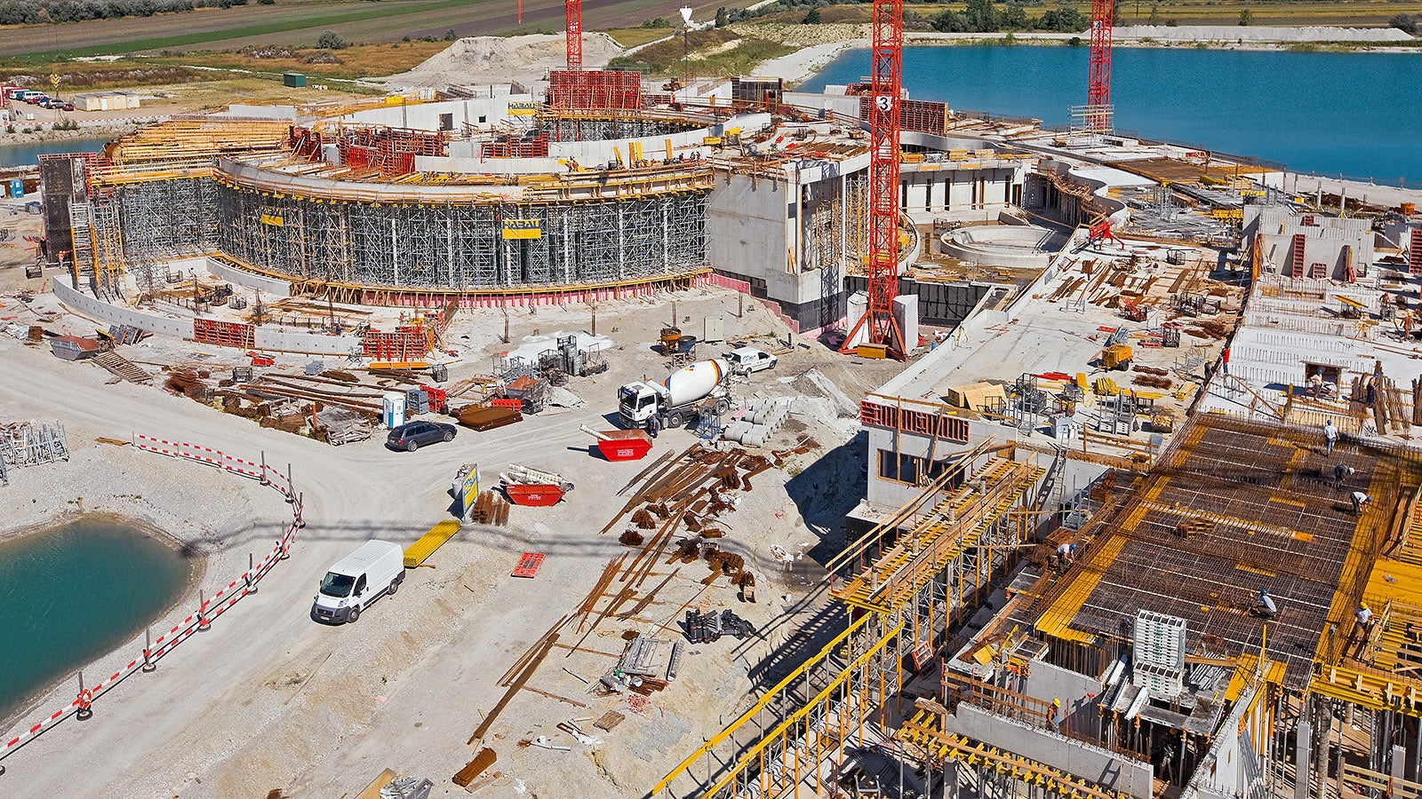 In the area of the building core, PERI UP modular scaffolding was used. Combined with HD 200 heavy-duty props, the contractor received an appropriate load-bearing system for constructing the up to 7 m high wall sections at heights of up to 16 metres.