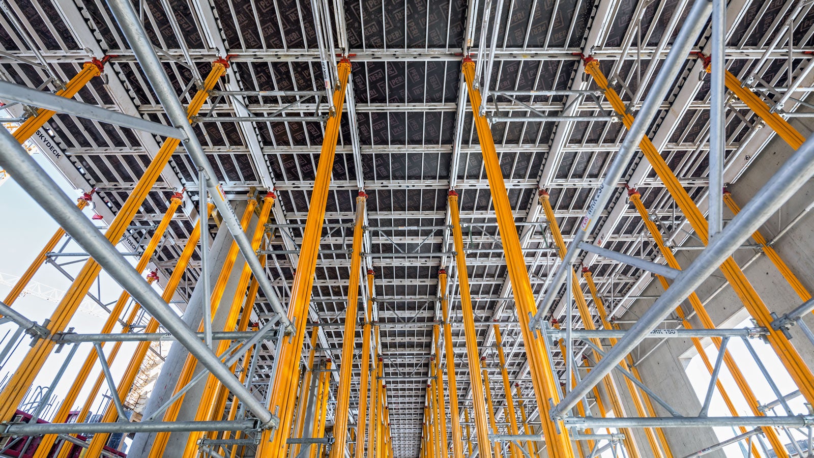 Lightweight and flexible SKYDECK and MULTIPROP system components made of aluminium saved both time and money when forming the storey slabs.