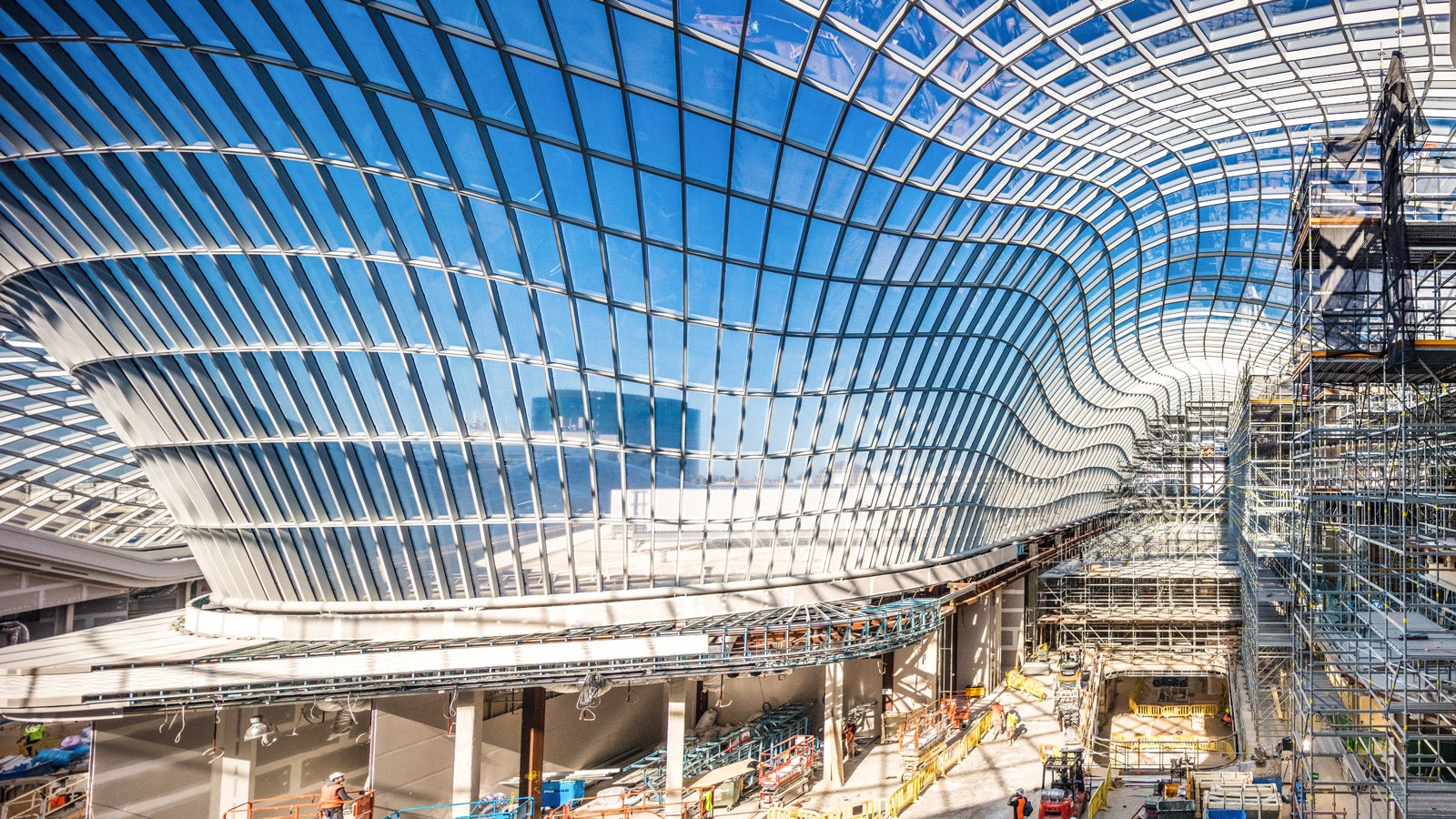 The undulating glass roof provides Australia's largest shopping centre with a very distinctive design feature. The unique configuration has already attracted a lot of attention. (Photo: David McArthur Parallax Photography)<br/>