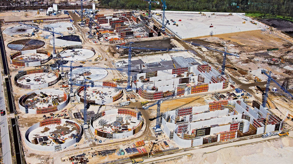 In a construction time of only two years, a total of 120 individual structures were built on an area equivalent to 80 football pitches.