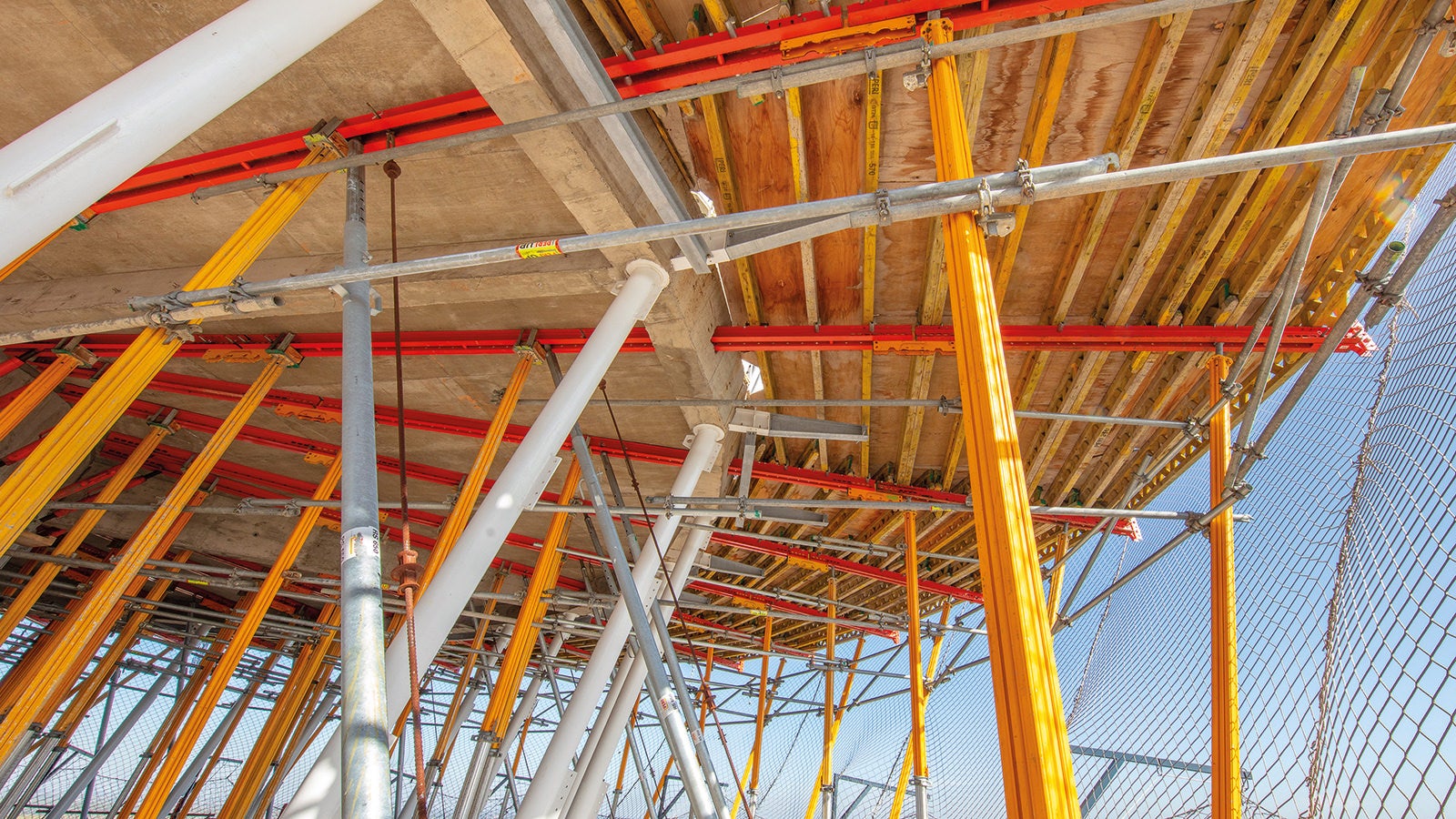 Componentele sistemului de la VARIOKIT Engineering Construction Kit au fost combinate cu MULTIPROP SLAB de aluminiu și Oțel Walers SRU pentru a extinde și sprijini platformele.