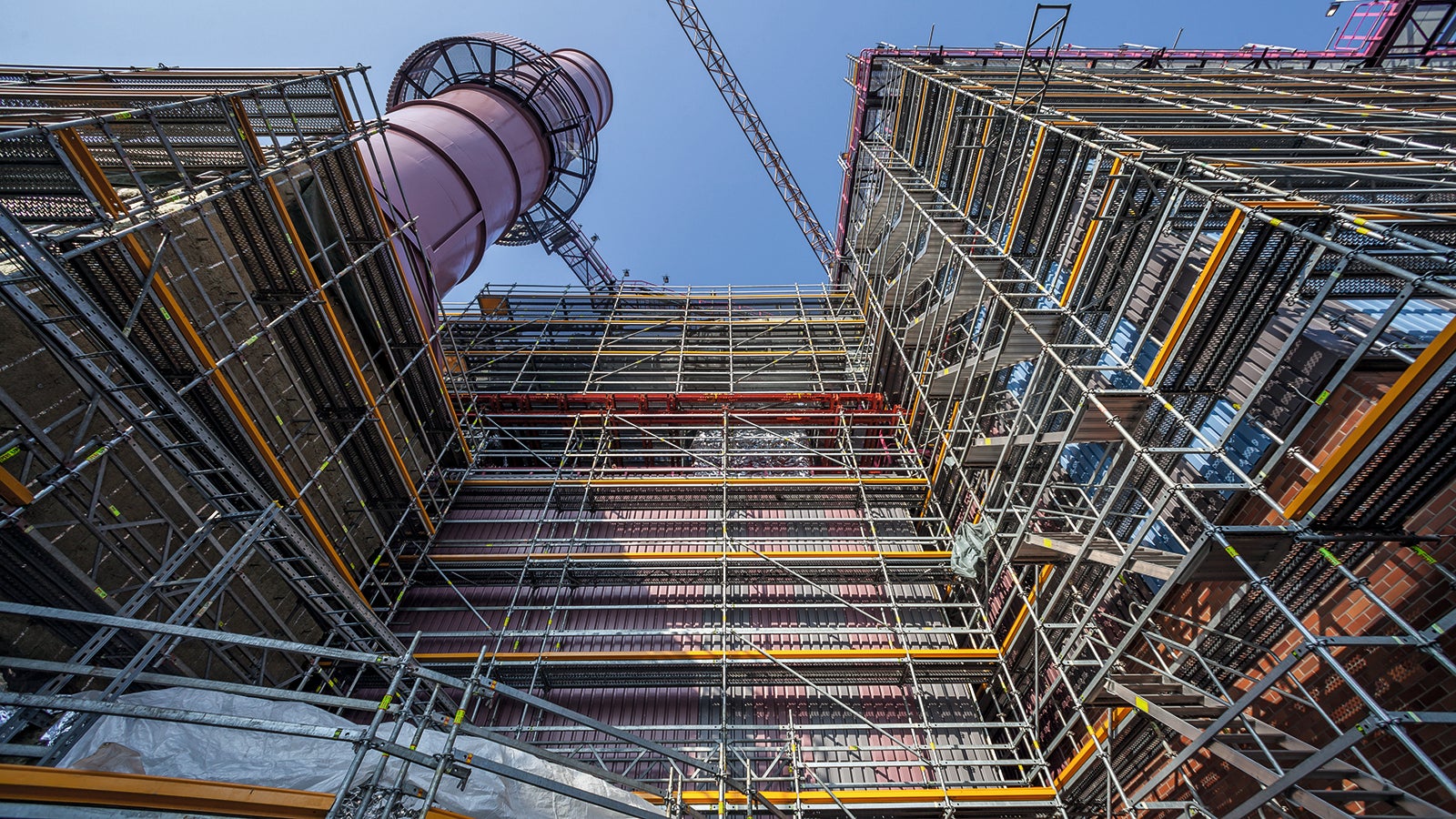 ThyssenKrupp Steel Europe operates four company-owned blast furnaces at the Duisburg facility. For the extensive modernisation measures, Blast Furnace 9 was taken out of service and brought in line with the very latest technical standards. Part of the work included the re-insulation of the casting house dedusting system. For this, PERI scaffolding specialists planned a project-specific working scaffold which was based on two compatible modular construction systems: PERI UP and VARIOKIT.